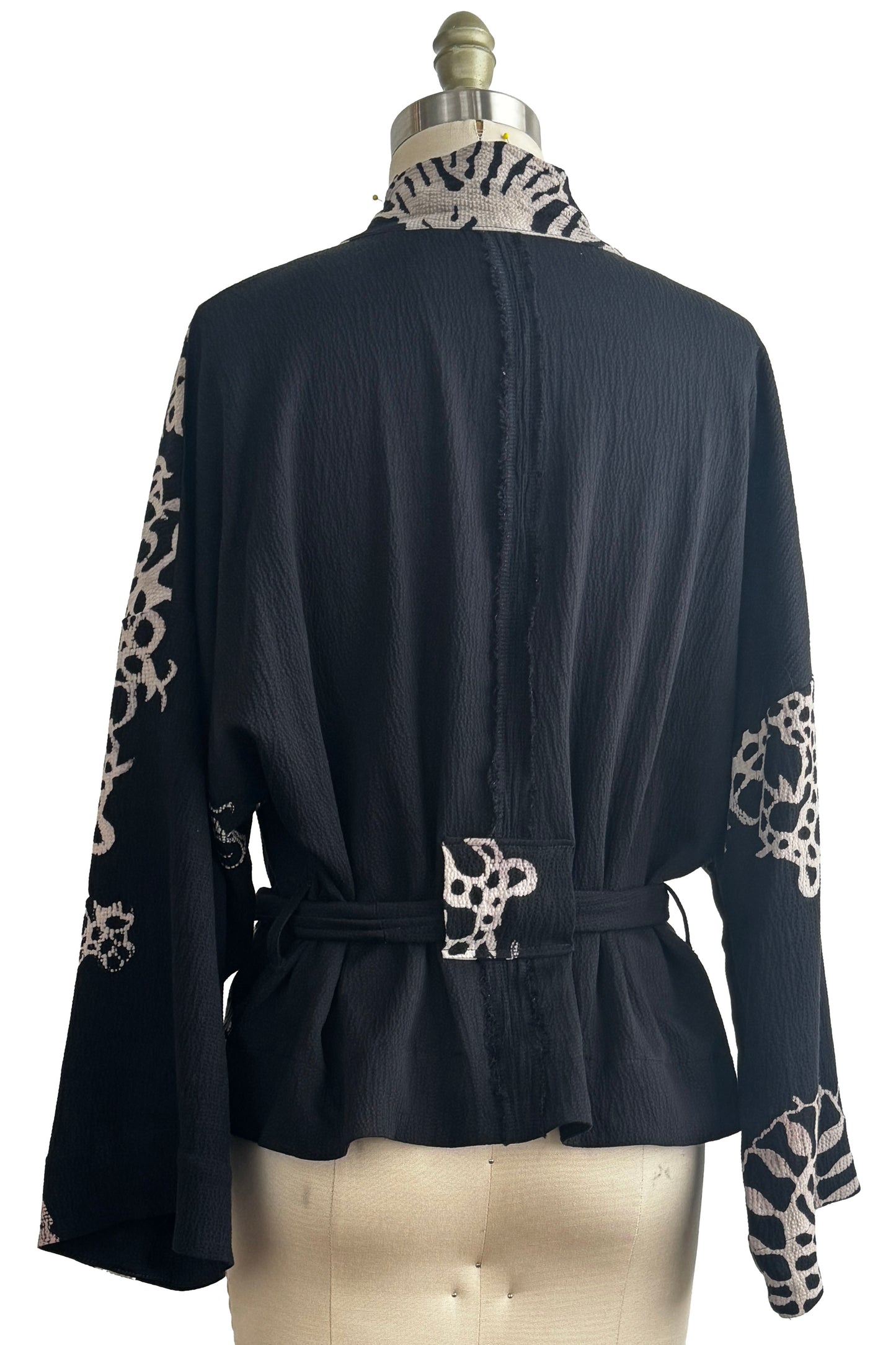 Kimono Jacket | Heavyweight Pebble Silk | Oceana Print | Black & Natural | Small (2)